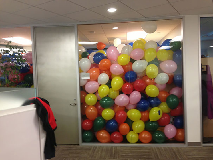 Two thousand balloons in your boss' office would go down a treat (imgur)