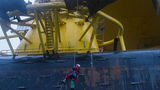 A protester scales the platform (@WidlundAndreas/Greenpeace)