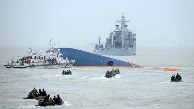 Rescue teams rush to a south Korean ferry which capsized (Getty Images)
