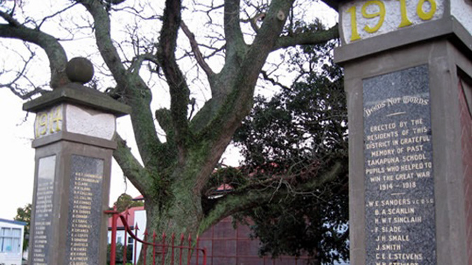 The Takapuna Primary School gate. (NZ History Online) 