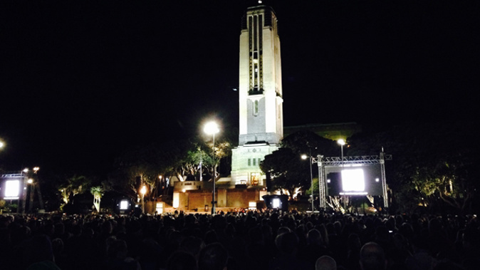 Crowds around the National War Memorial in Wellington (Josh Price) 