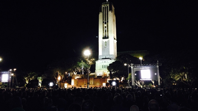 Crowds around the National War Memorial in Wellington (Josh Price)