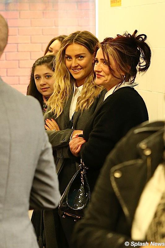 The ladies in Zayn Maliks life, were putting on a united
front despite all the drama in their favourite boys life. His mum, sister and
fianc, Little mix Star Perrie Edwards were all snapped looking relaxed as they
indulged in some retail...
