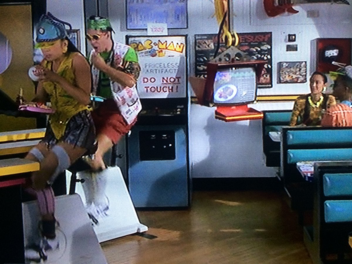 There aren't any eat-and-cycle restaurants, but you can cycle to charge your cellphone in Brussels