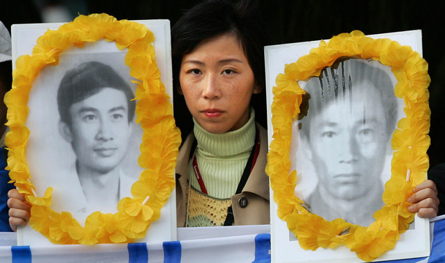 A Falun Gong protester (Getty Images) 