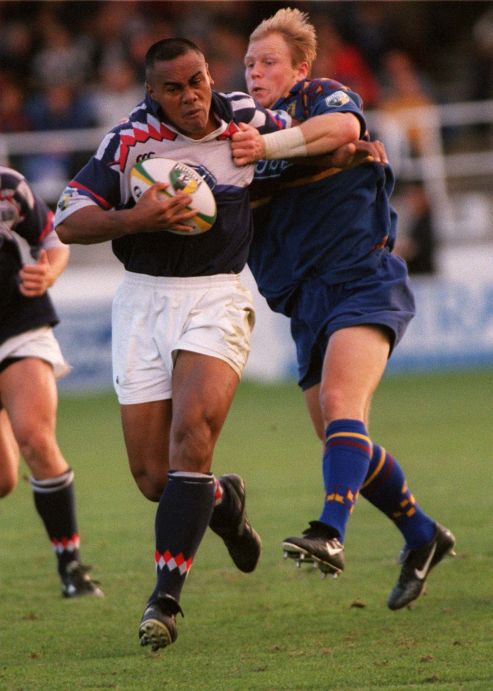 1998 was Lomu's third season with the Blues, and he continued to push past fellow All Black wings (Jeff Wilson there!)