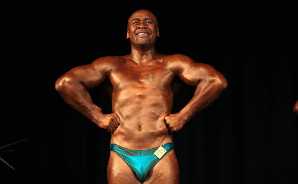 Lomu tried his hand at bodybuilding as he prepared for his short stint with third-tier side Marseille Vitrolles in France. 