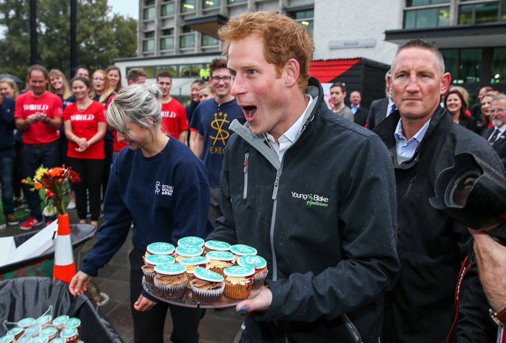 Prince Harry hands out cup cakes during a visit to University of Canterbury, Student Volunteer Army / Photo: Getty Images