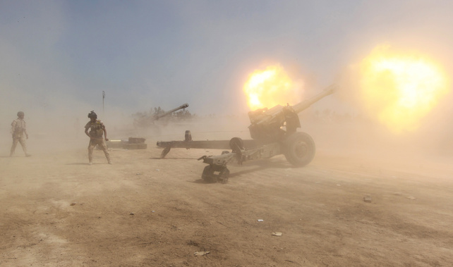 Iraqi forces fire artillery towards Islamic State (IS) group positions April, 2015 (Getty Images) 