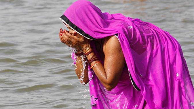 An Indian woman cooling off during the heat wave (Getty Images) 
