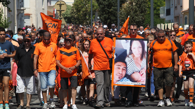 Supporters of the Narbonne rugby club march in honour of Jerry Collins, wife Alana and daughter Ayla. (Getty Images)