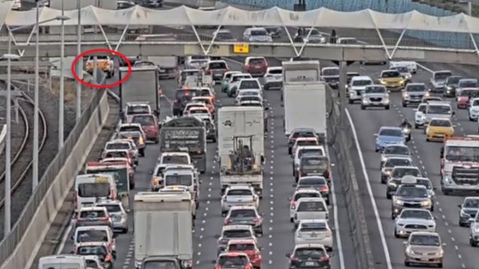 A damaged manhole has closed off a northbound lane on Auckland's SH1 Southern Motorway. Authorities are working to fix it by about 6pm. Image / Waka Kotahi NZTA