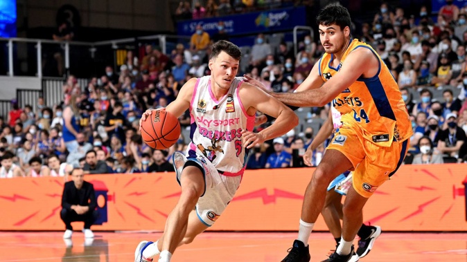 Yanni Wetzell of the Breakers breaks away from the defence of Tyrell Harrison of the Bullets. Photo / Getty