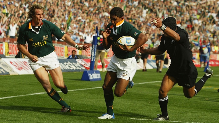 Breyton Paulse of South Africa races away to score the second try during the Tri-Nations Rugby Union International between South Africa and New Zealand at Ellis Park on August 14, 2004 in Johannesburg, South Africa. (Photo by David Rogers/Getty Images)