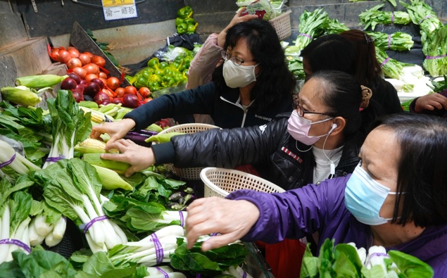 Customers wearing face masks buy fresh vegetable at a wet market store in Hong Kong, Wednesday, Feb. 9, 2022. (Photo / AP)