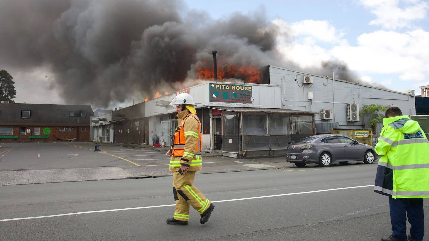 Fire breaks out in Pakuranga building as firefighters strike