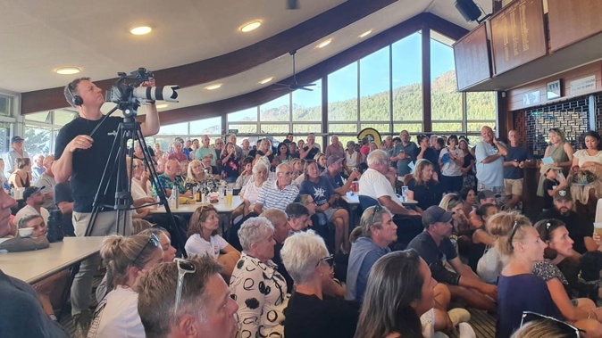 Hundreds of residents of the cyclone-hit Auckland suburb of Muriwai packed into the local golf club to meet with council staff. Photo / Felix Walton, RNZ