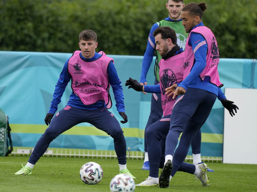 England's Mason Mount, left, and England's Ben Chilwell, second left, during a team training session. (Photo / AP)