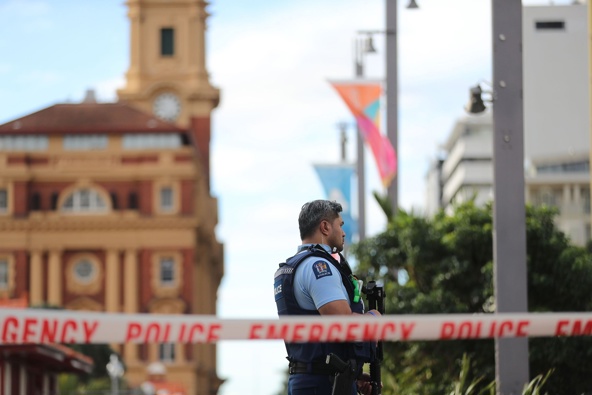Police stand guard after a shooting in Auckland's CBD at a construction site. Photo / NZ Herald