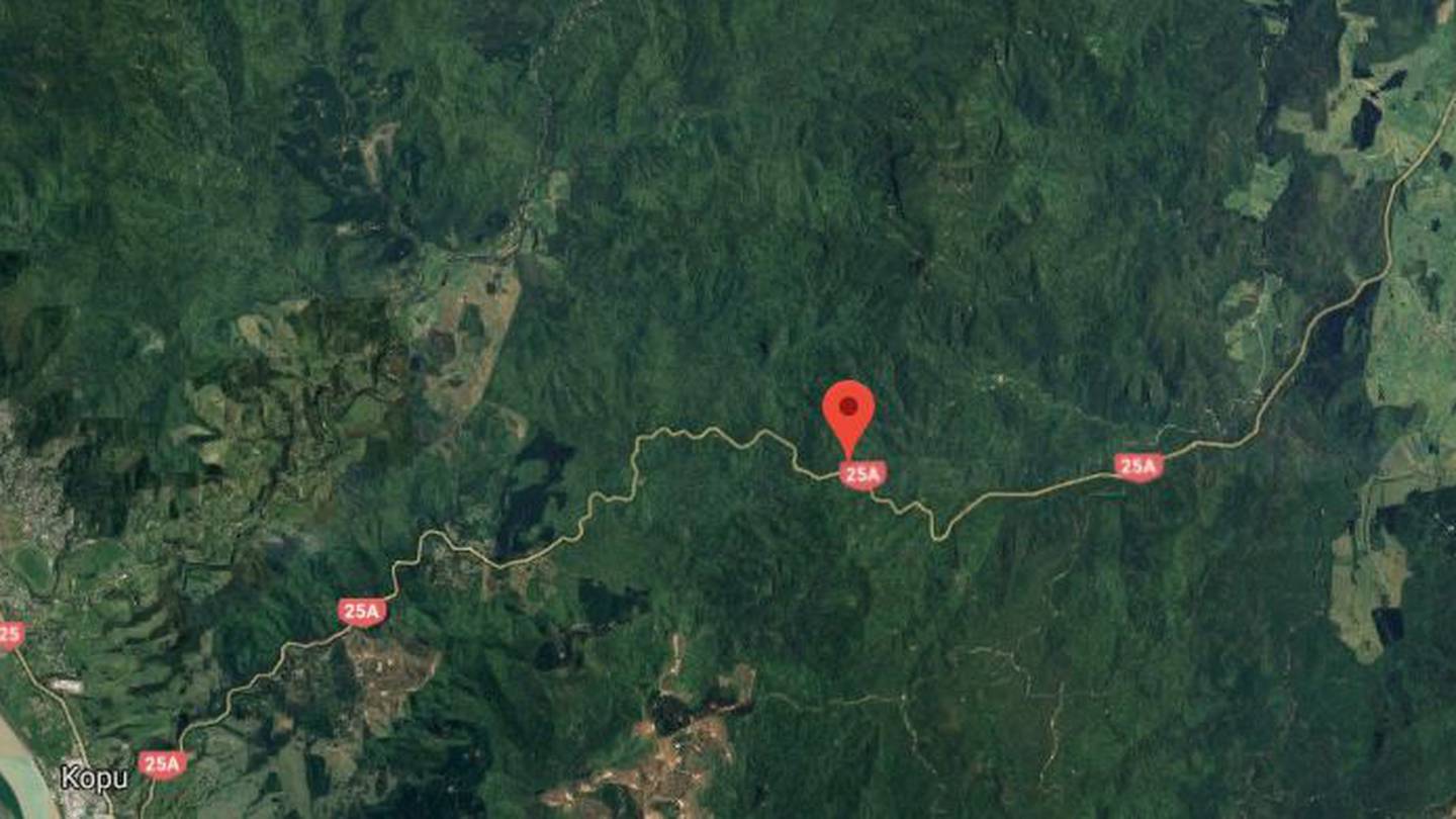 Due to severe cracks found in the passing lanes, SH25a between Kōpu and Hikuai in the Coramandel has been forced to close. Photo / Google