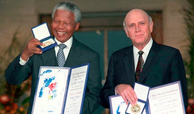 South African Deputy President F.W. de Klerk, right, and South African President Nelson Mandela pose with their Nobel Peace Prize Gold Medal and Diploma, in Oslo, Dec. 10, 1993. (Photo / AP)