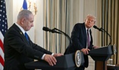 US President Donald Trump and Israeli Prime Minister Benjamin Netanyahu(L) participate in a press conference in the State Dining Room of the White House in Washington, DC on September 29, 2025. US President Donald Trump said on Monday that Washington was "very close" to securing peace in the Gaza war, after meeting with Israeli Prime Minister Benjamin Netanyahu and releasing a 20-point peace plan. (Photo by Jim WATSON / AFP)