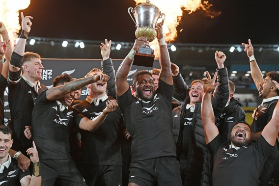 Timoci Tavatavanawai lifts the Dave Gallaher Trophy. Photo / Photosport