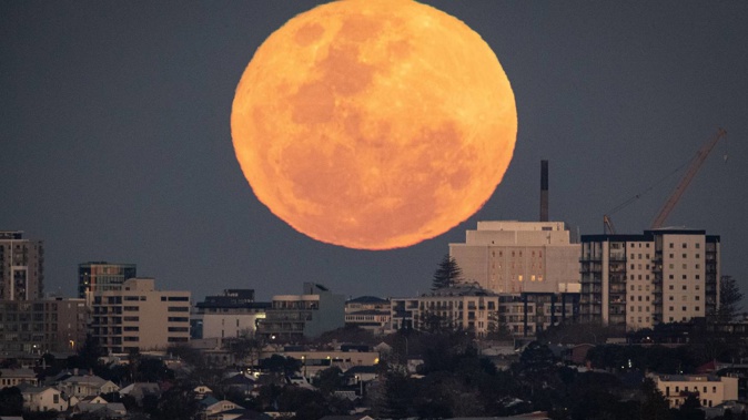 Keen Kiwi photographers have this evening snapped shots of a stunning, rare super blue moonrise. Photo / Jason Oxenham