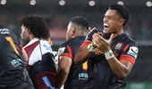 Tupou Vaa'i of the Chiefs celebrates a turnover during the round eight Super Rugby Pacific match between Chiefs and Queensland Reds at FMG Stadium, on April 04, 2025, in Hamilton, New Zealand. (Photo by Michael Bradley/Getty Images)