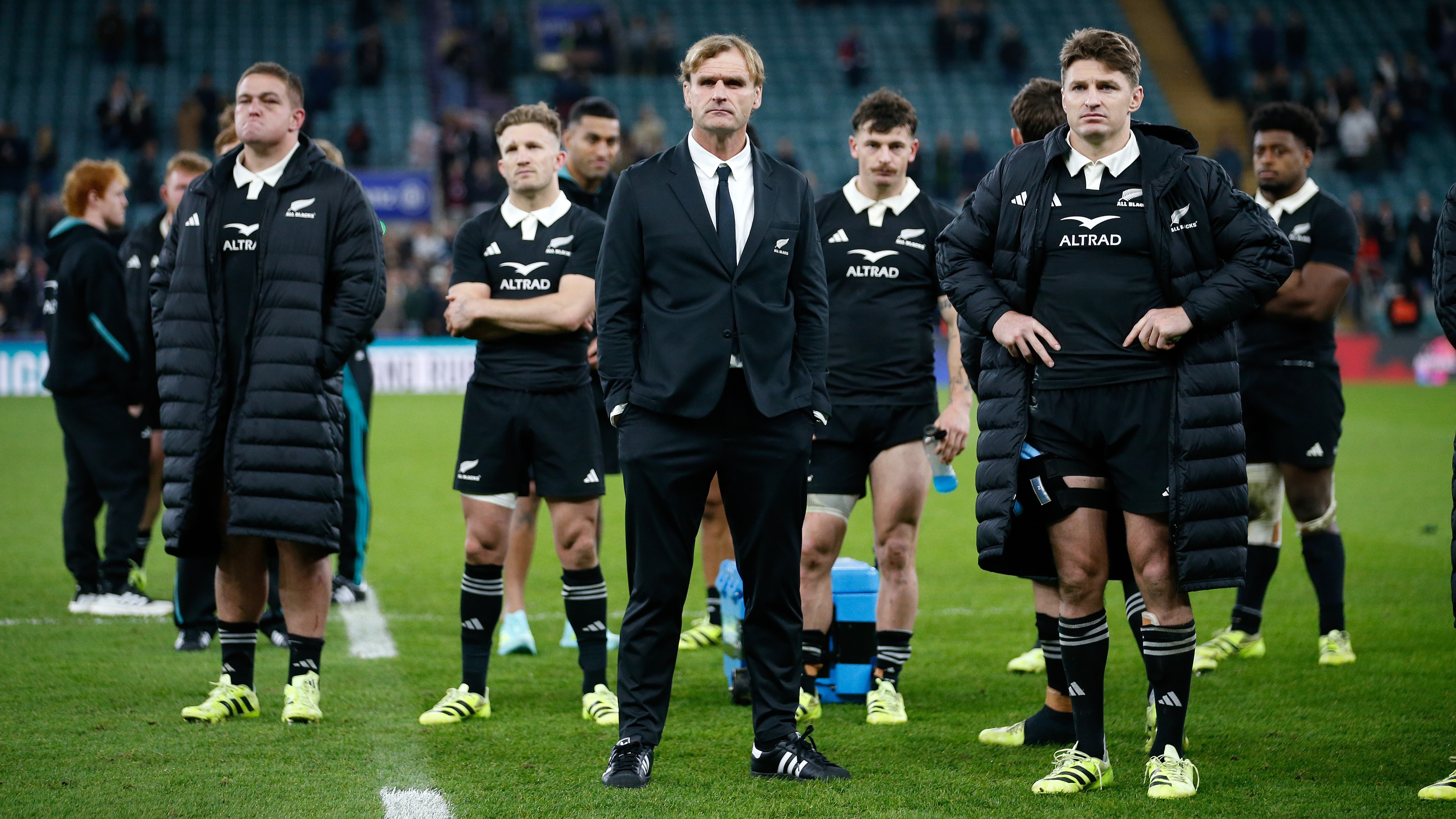 Scott Robertson stands with his dejected players after the clash against England.  Photo / Photosport 