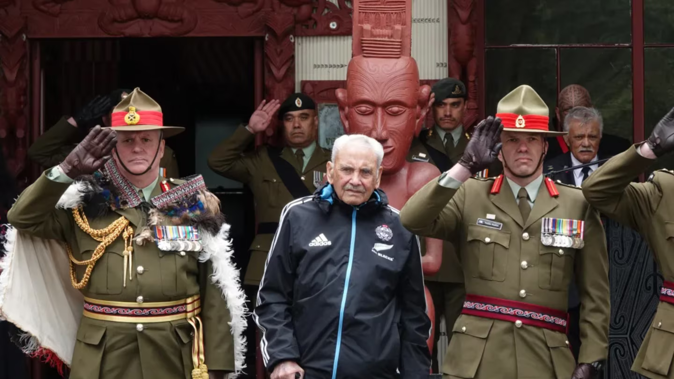 Tā (Sir) Robert "Bom" Gillies, sole survivor of the 28th Māori Battalion, is flanked by Chief of Army Major General John Boswell and Colonel Trevor Walker, at the ceremony at Waitangi on Saturday. Photo / RNZ, Peter de Graaf