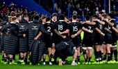 Players of New Zealand huddle after losing the Rugby Championship 2025 match between Argentina Pumas and New Zealand All Blacks at Jose Amalfitani Stadium on August 23, 2025 in Buenos Aires, Argentina. (Photo by Marcelo Endelli/Getty Images)