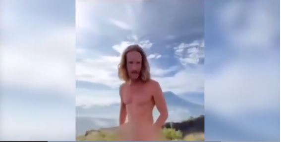 Watch: Naked 'nut job' bounced from Bali after disrespectful haka