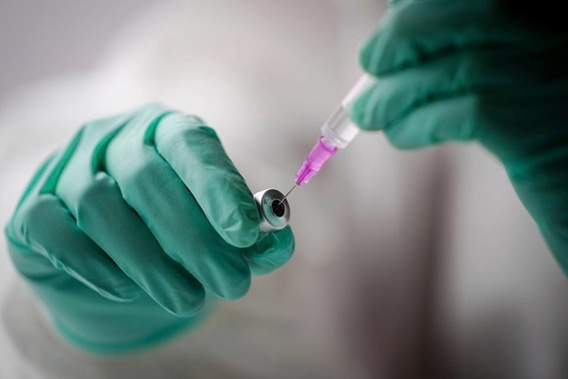 An employee draws up a syringe with the vaccine against the coronavirus and the COVID-19 disease. (Photo / AP)