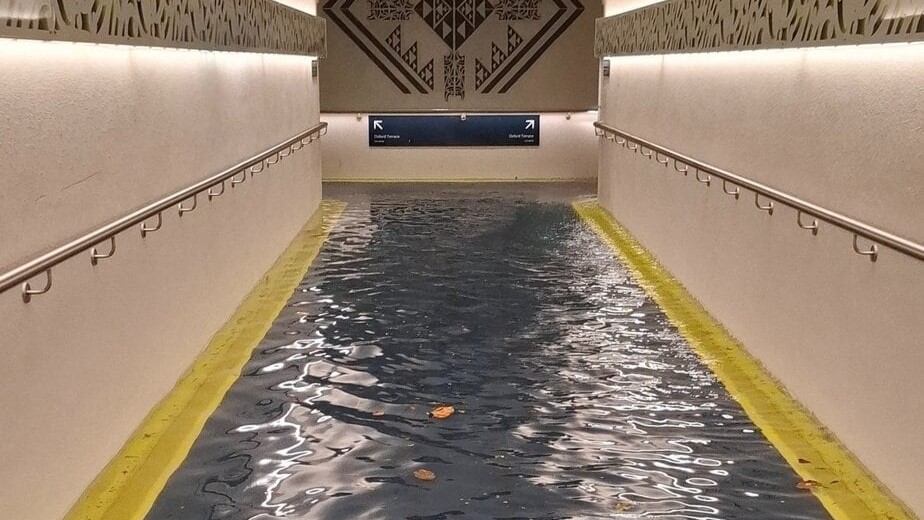 Pedestrian braves flooded tunnel walking to work in ferocious Wellington weather