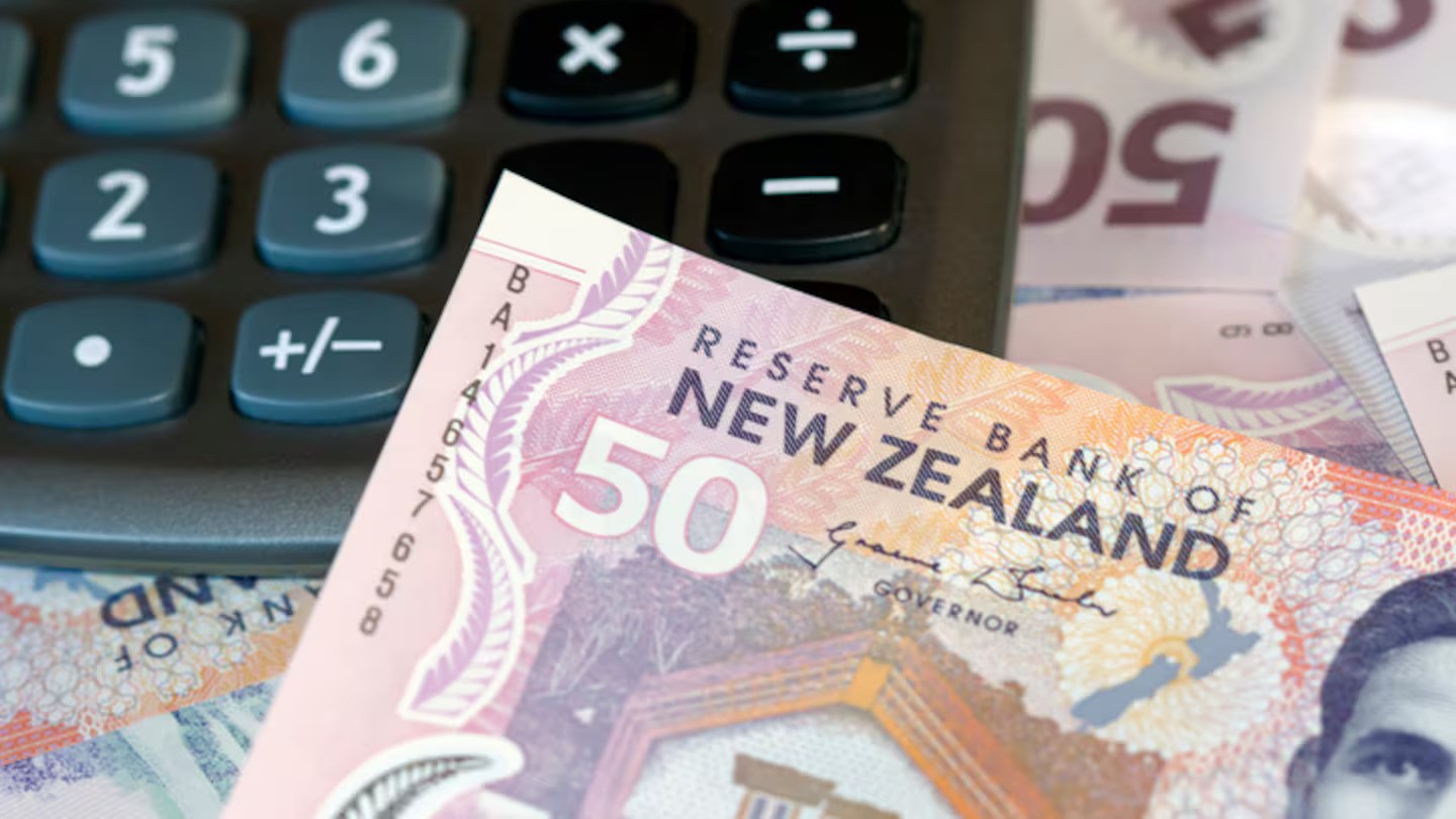 Business confidence tumbles as global conflicts rattle outlook