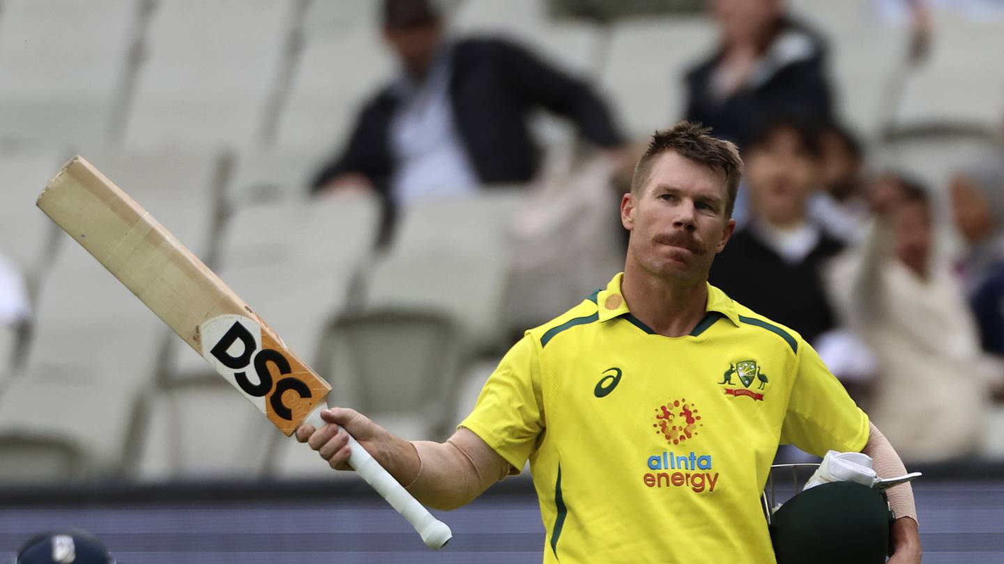 Australia's David Warner had rescinded his attempt to overturn the leadership ban because the hearings will be made public. Photo / AP