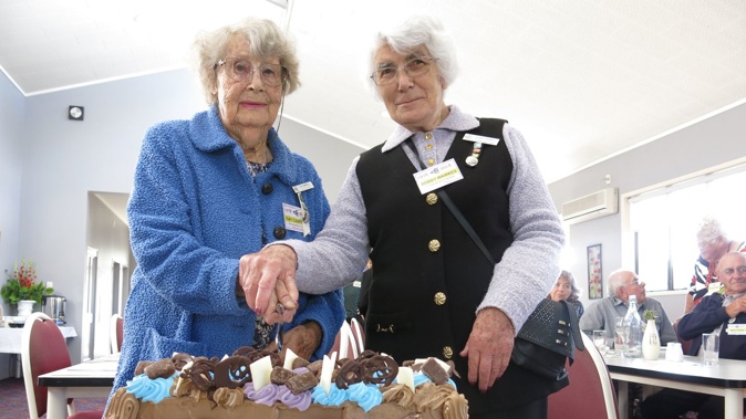 Fay Campbell and Bobbie Mawkes cutting the cake at the Te Puke Branch of the NZ Society of Genealogists 40th-birthday celebrations in 2018.