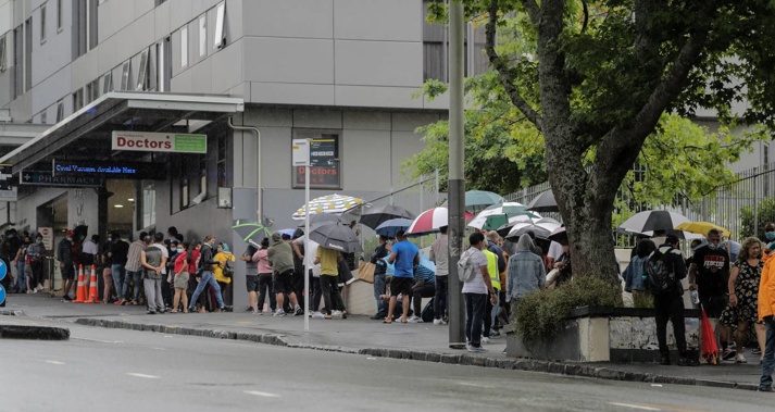 People queue outside the Auckland City Doctors on Queen Street, central Auckland. (Photo / Michael Craig)