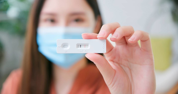 Indoor mask is is encouraged as the number of positive Omicron cases in New Zealand surges. (Photo / File)