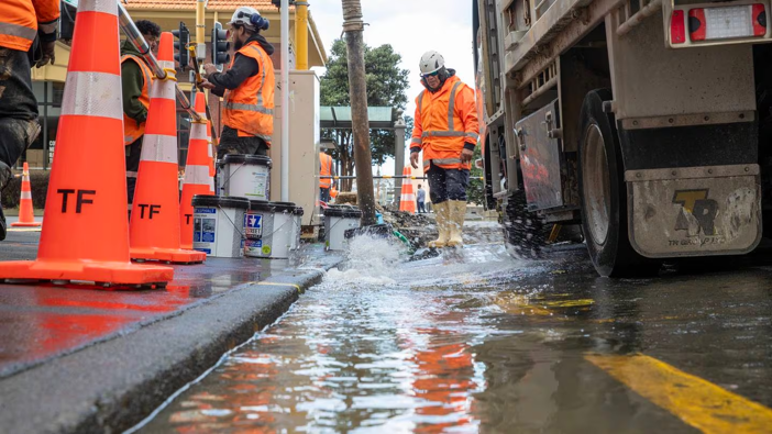 Crews working to repair a burst water pipe in central Wellington. Photo / Mark Mitchell