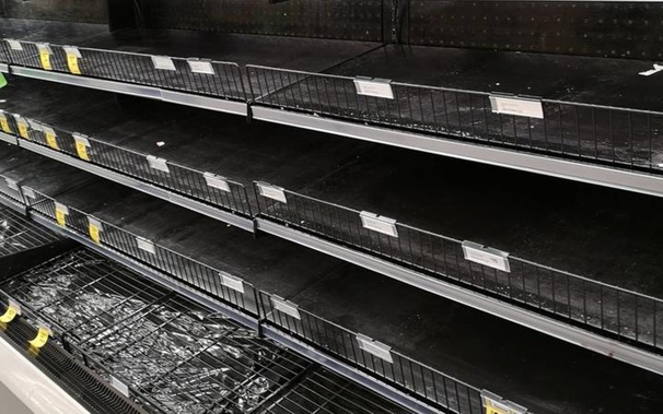 Empty meat shelves at an Auckland Countdown on Saturday night. (Photo / RNZ)