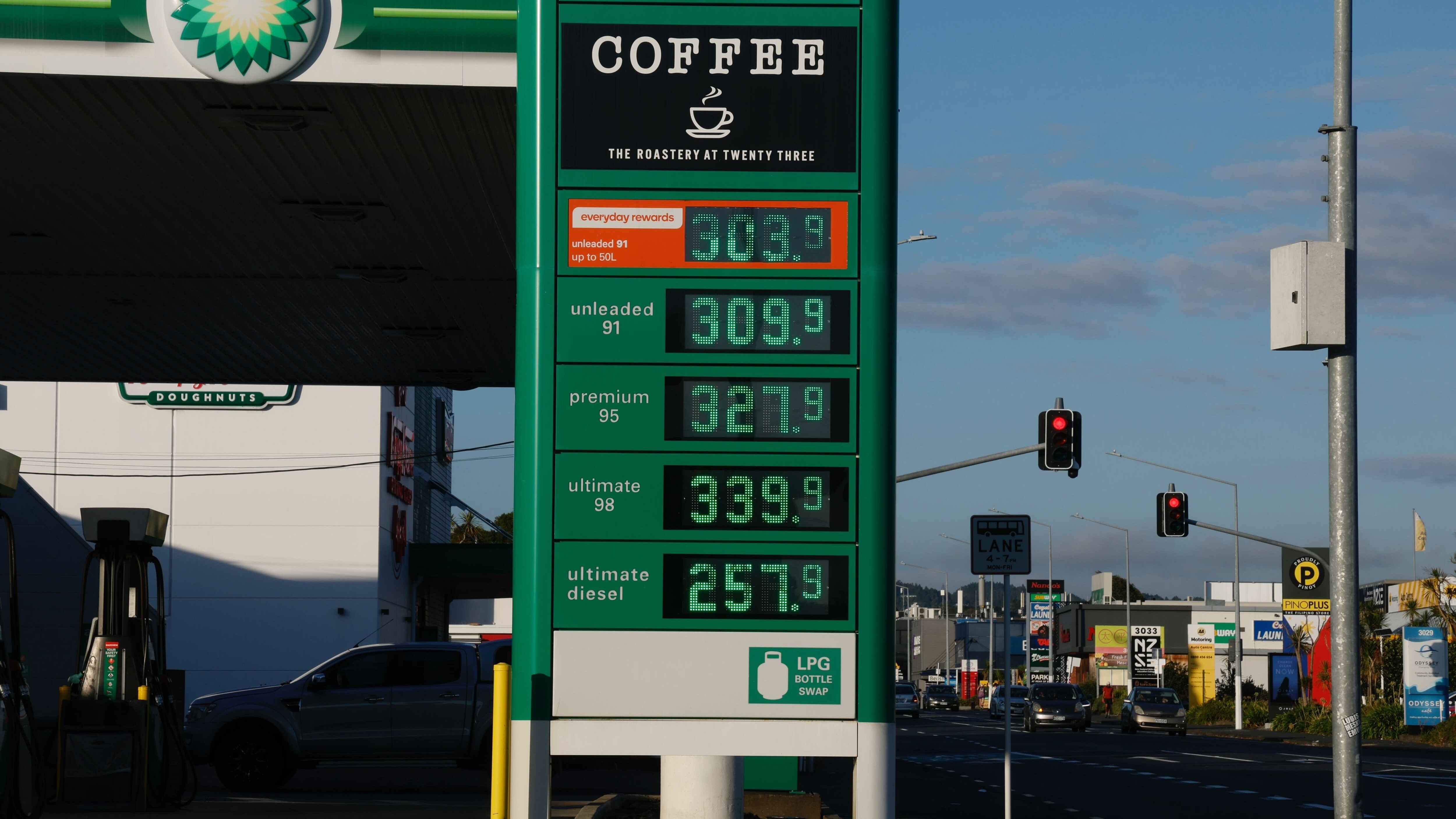 Willis doesn't want 'kneejerk' reaction to oil prices as 91 octane shoots past $3 at NZ stations