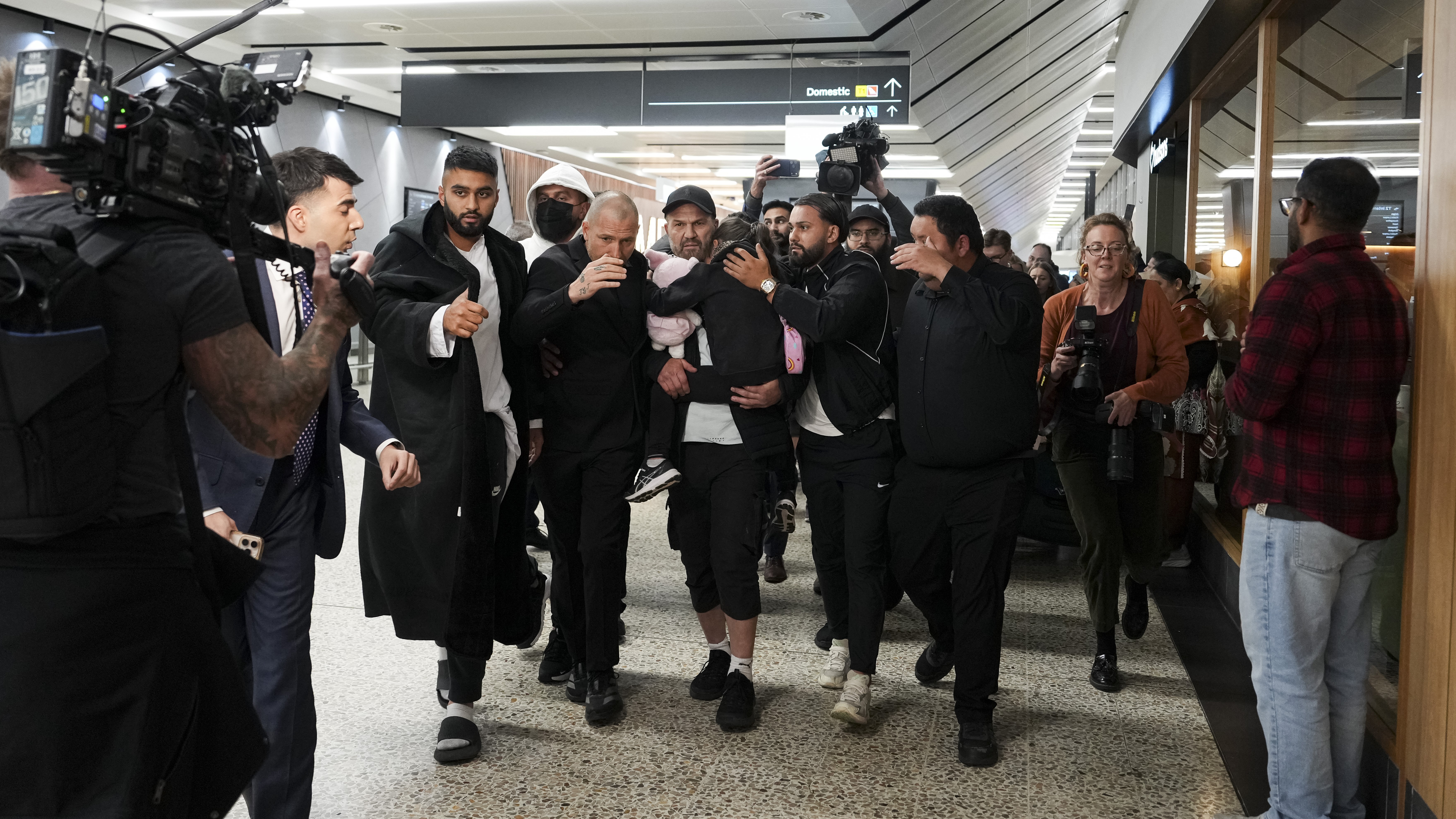 "Like a movie": Airport chaos as women connected with ISIS return to Australia 