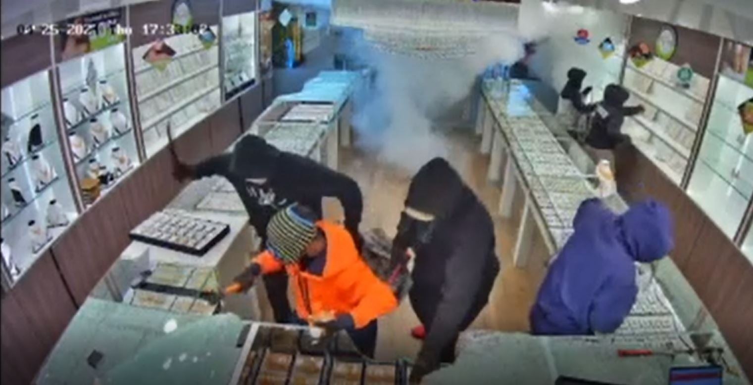 Machete and hammer-wielding assailants stole thousands of dollars worth of jewellery during a smash and grab at a Manurewa jewellery store.