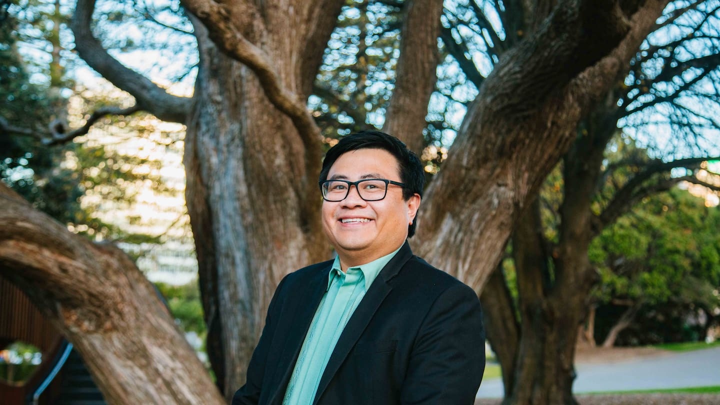 Public sector graduate jobs down 66% as Green MP warns of exodus to Australia