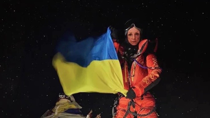 The Russian mountaineer unfurled the Ukrainian flag at the top of Mt Everest. Photo / Instagram/lipka.fm