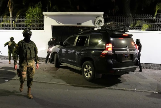 Police attempt to break into the Mexican Embassy in Quito, Ecuador, on April 5 following Mexico's granting of asylum to former Ecuadorian Vice President Jorge Glas. Police later forcibly broke into the embassy through another entrance. Photo / AP