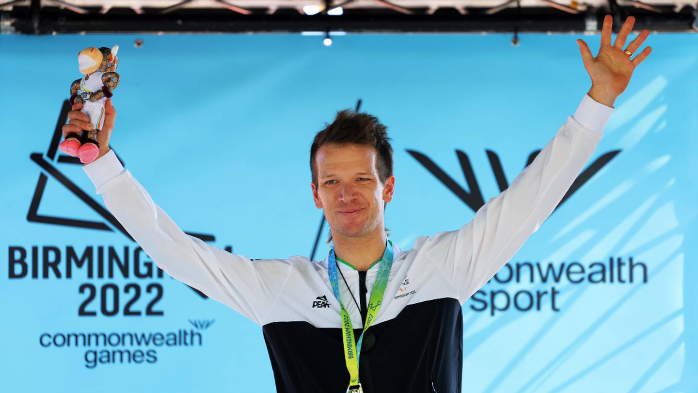 Aaron Gate raises his arms in triumph with his fourth gold medal. Photo / Photosport