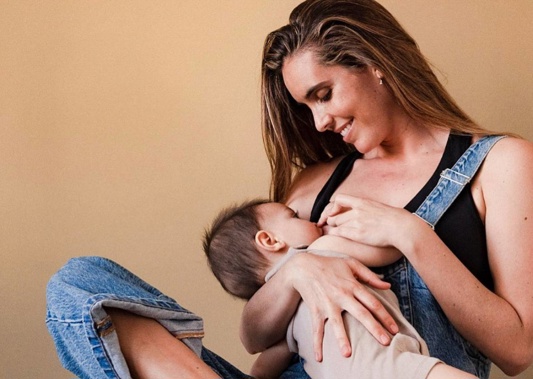 Ona Carbonell with her baby boy. Photo / Instagram